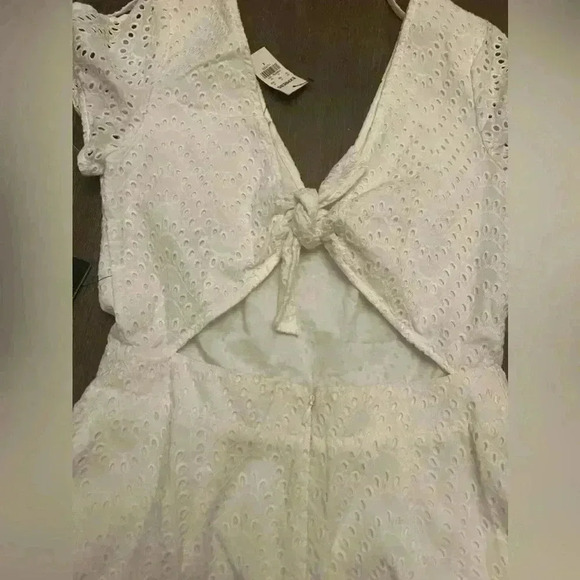 Express Romper One-Piece White Eyelet Lace Cut Out Back Pockets Size 4 - Picture 8 of 8